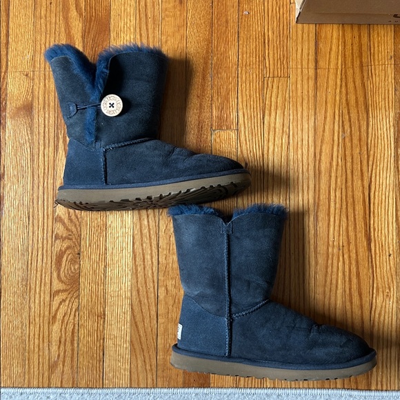 UGG Bailey Boots with Buttons - Picture 3 of 4